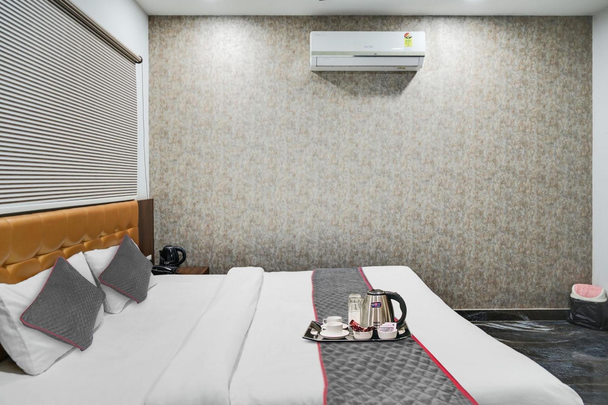 Townhouse Oak Hotel Ar Ganges Premium Varanasi Exterior foto