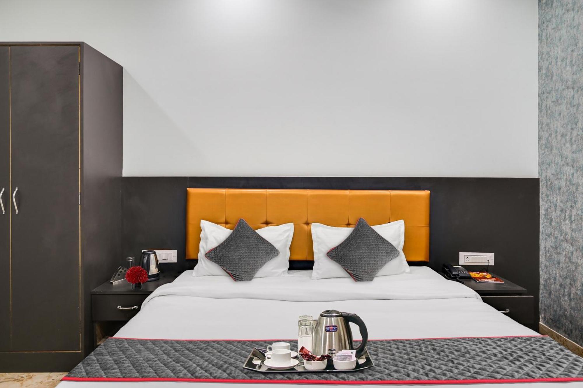 Townhouse Oak Hotel Ar Ganges Premium Varanasi Exterior foto